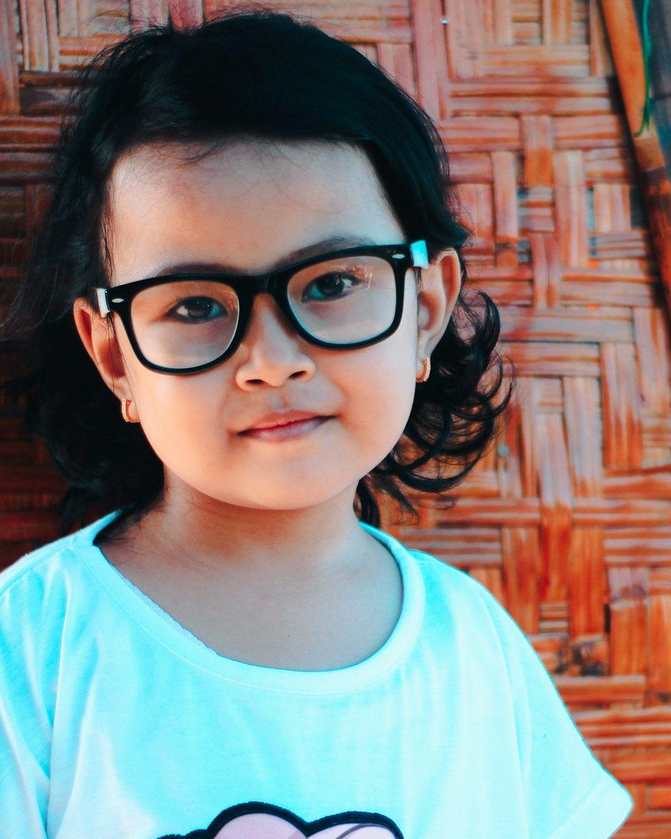 Anak perempuan memakai kacamata