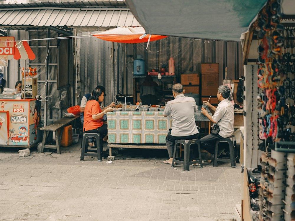 Warga makan di warung Pasar Baru